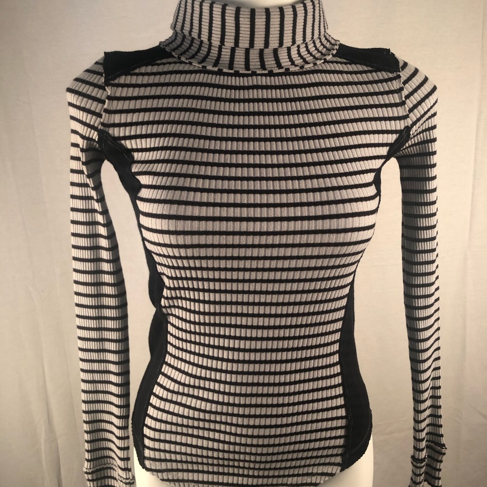 Ribbed long sleeves turtle neck sweater